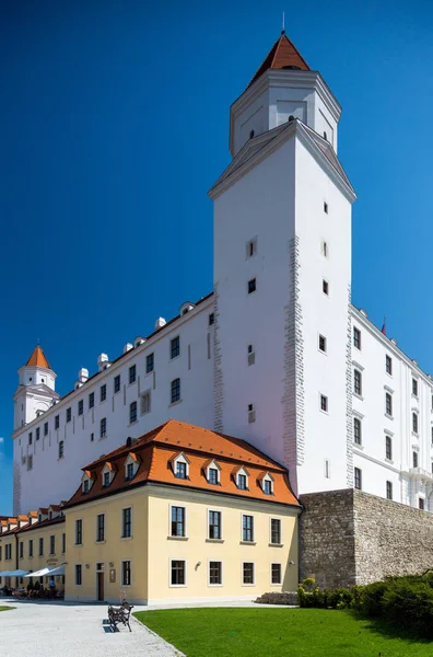 Bratislava, Slovakya. 04 Ağustos 2015. Bratislava anıtsal kalede. En ünlü Bratislava bölgesinde Bina.