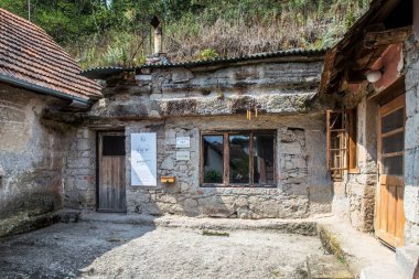 Brhlovce, Slovakya - Ağustos 05, 2015: eski evleri oyulmuş taşlar, kayalar - yeraltı. Köy Brhlovce - Slovakya Levice city yakınındaki benzersiz binalarda. Brhlovce, Slovakya