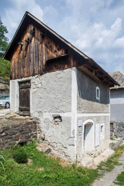 Brhlovce, Slovakya - Ağustos 05, 2015: eski evleri oyulmuş taşlar, kayalar - yeraltı. Köy Brhlovce - Slovakya Levice city yakınındaki benzersiz binalarda. Brhlovce, Slovakya