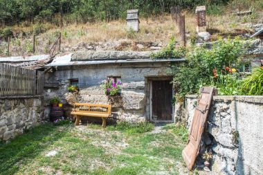 Brhlovce, Slovakya - Ağustos 05, 2015: eski evleri oyulmuş taşlar, kayalar - yeraltı. Köy Brhlovce - Slovakya Levice city yakınındaki benzersiz binalarda. Brhlovce, Slovakya