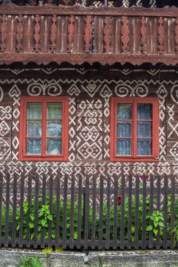 Cicmany, Slovakya - Ağustos 02, 2015: Slovakya Köyü Cicmany, geleneksel eski ahşap evler beyaz boya ile boyanmış. Cicmany, Slovakya