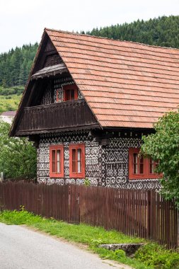 Cicmany, Slovakya - Ağustos 02, 2015: Slovakya Köyü Cicmany, geleneksel eski ahşap evler beyaz boya ile boyanmış. Cicmany, Slovakya