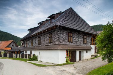 Cicmany, Slovakya - Ağustos 02, 2015: Slovakya Köyü Cicmany, geleneksel eski ahşap evler beyaz boya ile boyanmış. Cicmany, Slovakya