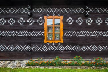 Cicmany, Slovakya - Ağustos 02, 2015: Slovakya Köyü Cicmany, geleneksel eski ahşap evler beyaz boya ile boyanmış. Cicmany, Slovakya