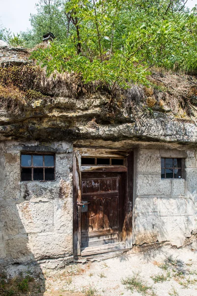 Brhlovce Slovaquie Août 2015 Vieilles Maisons Sculptées Dans Des Pierres — Photo