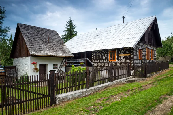 Cicmany 斯洛伐克 2015年8月02日 老木房子在斯洛伐克村庄 Cicmany 传统上绘用白色油漆 斯洛伐克 Cicmany — 图库照片