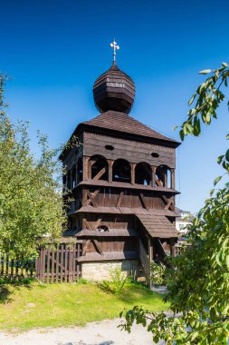 Bardejov, Slovakya - 06 Ağustos 2015: Hronsek. Yaşlı tamamen ahşap olan beş korunmuş artucular'ın Kilisesi Slovakya. 1726 inşa 26 metre uzunluğunda, 11 metre genişliğinde ve 8 metre yüksekliğinde olduğunu. Resimdeki: Barok ahşap çan kulesi.