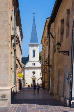 Kosice, Slovakya - 08 Ağustos 2015: Kösice, Slovakya - Cavlinist Kilisesi Hrnciarska Caddesi üzerinde. 1805-1811 yeni 48 metre uzunluğunda ince sivri ile inşa.
