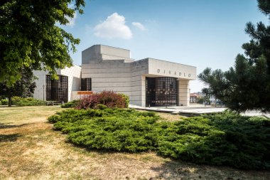 Nitra, Slovakya - 05 Ağustos 2015: Ana kare (Svatoplukovo kare) Slovakya Nitra şehirde. Resim - Andrej Bagar tiyatro (Divadlo)