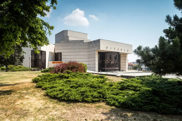 Nitra, Slovakya - 05 Ağustos 2015: Ana kare (Svatoplukovo kare) Slovakya Nitra şehirde. Resim - Andrej Bagar tiyatro (Divadlo)