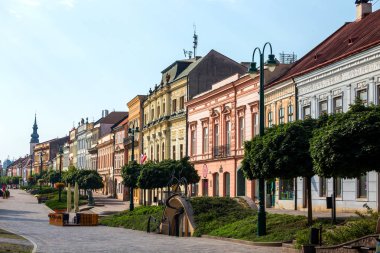 Presov, Slovakya. 09 Ağustos 2015. Presov City, Slovakya ana meydanında satır rengi kiralık evler