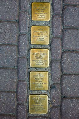 Presov, Slovakya. 09 Ağustos 2015. Kaldırım bronz levhalar nazi kamplarına deportet olan insanlar evlerin yakınındaki. Bu insanların hafızasında bu plakaları bize onlardan kalır.