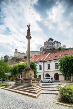 Trencin Castle. Slovakya. 02 Ağustos 2015. Trenciansky Hrad - Trencin Castle - Trencin, şehrin merkezinde tepede görüntülemek eski şehir Meydanı'na. 
