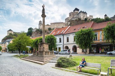 Trencin Castle. Slovakya. 02 Ağustos 2015. Trenciansky Hrad - Trencin Castle - Trencin görünümü eski şehir Meydanı'na şehrin merkezinde tepede. 