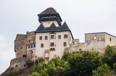Trencin Castle. Slovakya. 02 Ağustos 2015. Trenciansky Hrad - Trencin Castle - Trencin şehrin merkezinde tepede