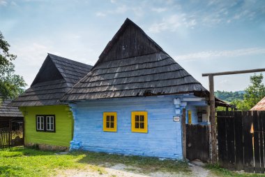 Vlkolinec, Slovakya. 12 Ağustos 2015. Vlkolinec Kuzey Slovakya. İyi korunmuş ahşap ülke ile Unesco miras köy evleri.  
