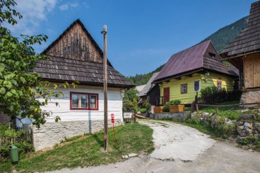 Vlkolinec, Slovakya. 12 Ağustos 2015. Vlkolinec Kuzey Slovakya. İyi korunmuş ahşap ülke ile Unesco miras köy evleri.  