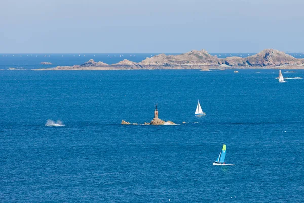 Panroamic Utsikt Över Bretagne Havsstranden Med Stenar Segelbåtar Och Blue — Stockfoto