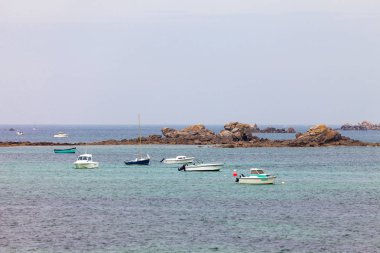 Brittany, Finistère, Fransa küçük koyda içeri demir gemilerde