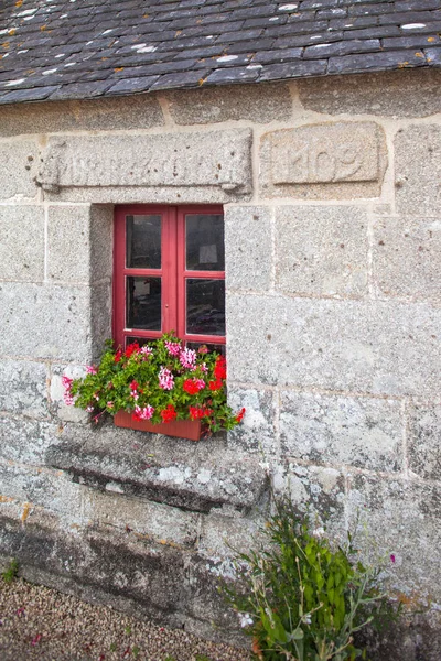 Fenêtre Rouge Avec Des Fleurs Sur Rebord Fenêtre Vieux Mur — Photo