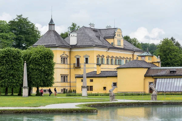 26 mei 2019. Oostenrijk, Hellbrunn. Kasteel en watertuinen — Stockfoto