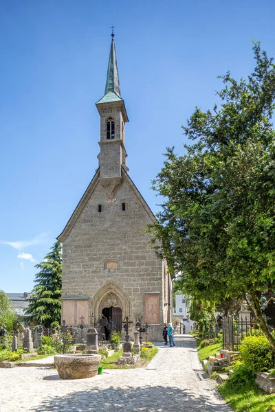 26 maj 2019, Salzburg, Österrike. Kyrkogård — Stockfoto