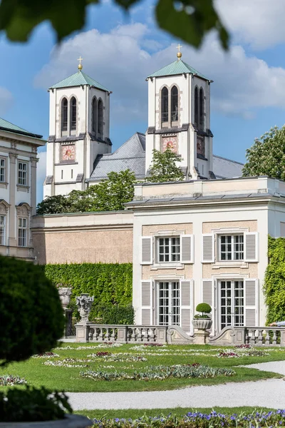 26 mei 2019, Salzburg, Oostenrijk. Mirabell tuin - Kerk van de Heilige Maagd Maria — Stockfoto