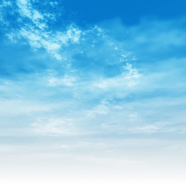 Doğal gökyüzü beyaz bulutlar ile — Stok fotoğraf