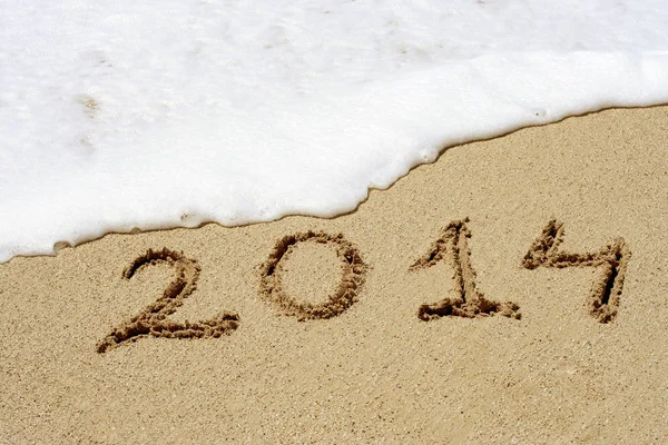 Texto de ano em areia em uma praia — Fotografia de Stock
