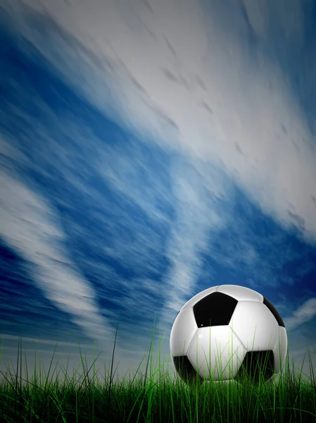 Футбольный мяч в зеленой траве — стоковое фото