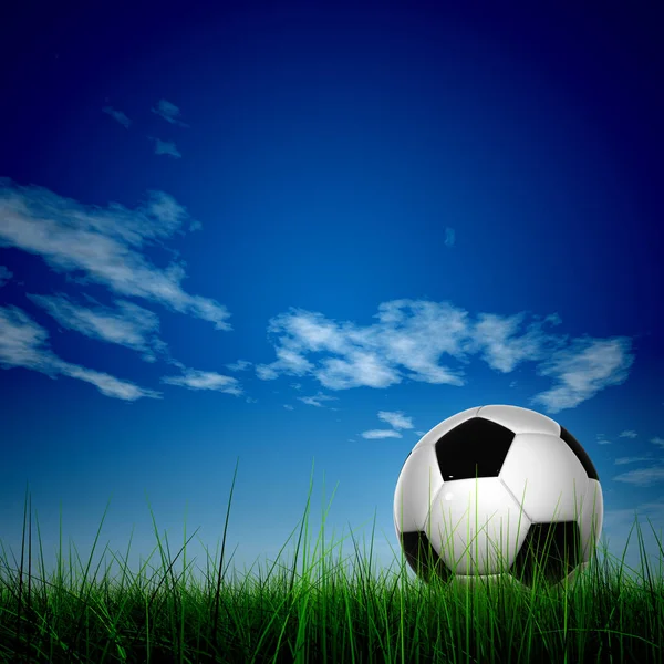 Fotboll på grönt fält gräs — Stockfoto