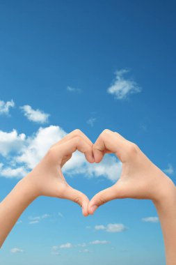 insan elinde kalp sembolü yaptı 