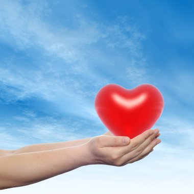 insan elinde kalp simgesi