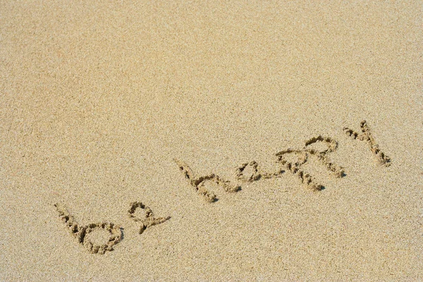 Handschriftlich glücklich im Sand sein — Stockfoto