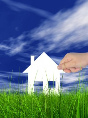 beyaz kağıt ev tutan el  