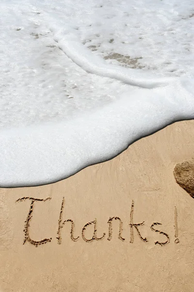 Graças texto esculpido na areia dourada — Fotografia de Stock