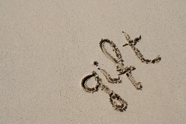 Regalo escrito a mano en la playa de arena —  Fotos de Stock