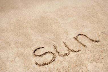Güneş kum üzerine yazılmış kelime