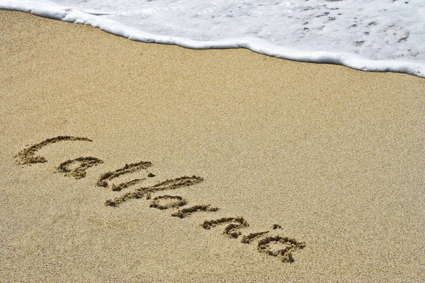Texto escrito à mão na praia de areia — Fotografia de Stock