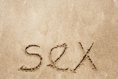 seks bir plajda kuma el yazısı