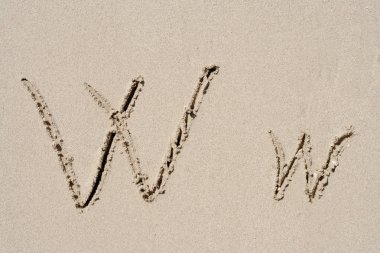 Kavram ya da kavramsal kum yazı tipi ya da mektup grup veya egzotik plaj kumlu arka plan, doğaya, doğal metafor, eğitim, karakter, mesaj veya yaz üzerinde izole deniz kenarında üzerinde oyulmuş koleksiyonu ayarla