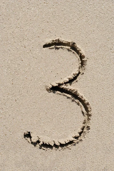 Concept of conceptuele zand lettertype of nummer gesneden op exotische strand in de buurt van zee geïsoleerd op een zanderige achtergrond, metafoor tot natuur, natuurlijke, onderwijs, karakter, tropical, tropisch, typen, message of zomer — Stockfoto