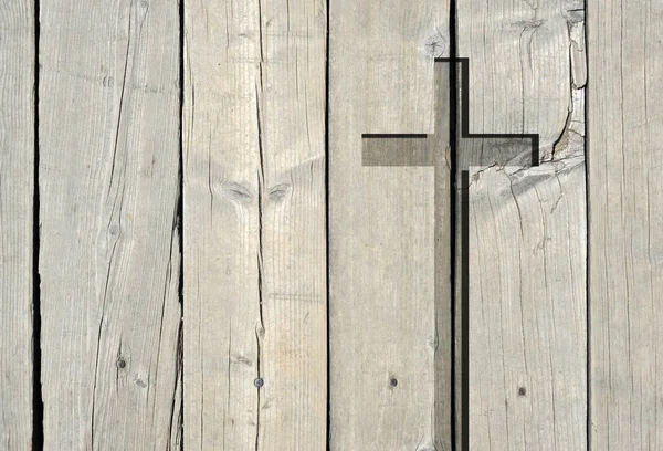 Brown antigua religión cristiana símbolo cruz forma como signo de creencia en un gruñón texturizado pared de la iglesia o rústico envejecido fondo o telón de fondo, espacio de copia para la espiritualidad conceptual o diseño de resurrección — Foto de Stock