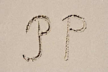 Kavram ya da kavramsal kum yazı tipi ya da mektup grup veya egzotik plaj kumlu arka plan, doğaya, doğal metafor, eğitim, karakter, mesaj veya yaz üzerinde izole deniz kenarında üzerinde oyulmuş koleksiyonu ayarla