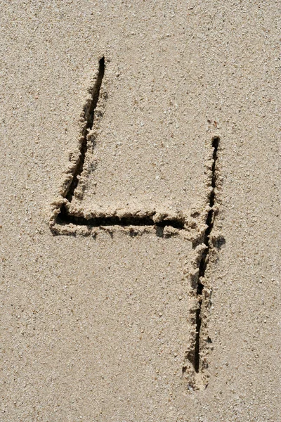 概念或概念砂字体或数字雕刻的异国海滩附近海域上沙背景、 自然、 自然、 教育、 性格、 热带、 热带，隐喻孤立类型、 消息或夏天 — 图库照片
