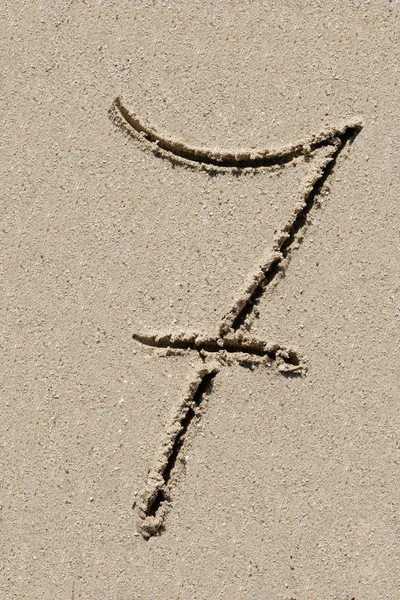 Έννοια ή εννοιολογική άμμο γραμματοσειρά ή αριθμός σκαλισμένα στην εξωτική παραλία κοντά στη θάλασσα, απομονωμένη σε μια αμμουδιά παρασκηνίου, μεταφορά, φύση, φυσικός, εκπαίδευση, χαρακτήρα, tropical, tropical, τύπος, εμφανίζεται το μήνυμα ή το καλοκαίρι — Φωτογραφία Αρχείου