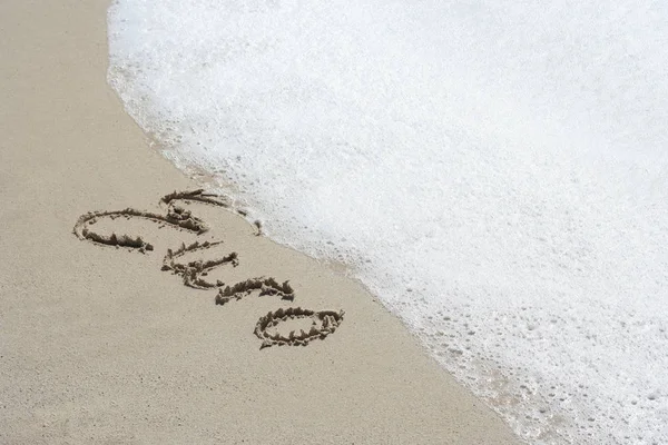 Kavramsal kavramı el kum bir egzotik ada bir plajda yapılmış veya el yazısı metin yaz, okyanus, deniz, seyahat, tatil, turizm, tropikal, sahil, mesaj, resort, cennet, güneşli su için — Stok fotoğraf