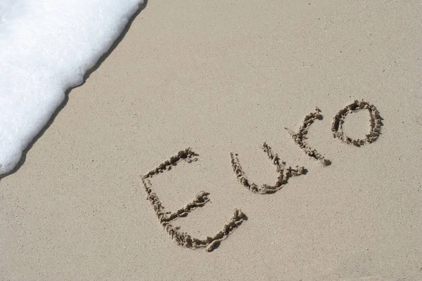 Euro scritto a mano in sabbia per motivi naturali, simbolici, turistici o concettuali — Foto Stock