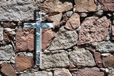 Taş duvarın üzerinden Hıristiyan çapraz 