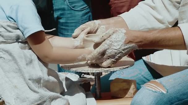 Père et sa jolie fille fabriquant ensemble à la poterie — Video